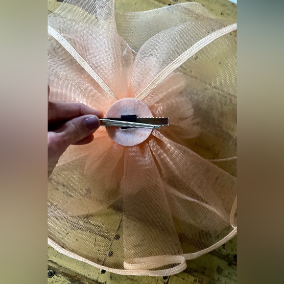 PINK FEATHER FASCINATOR HAT DRESSY MESH SHEER PINK FEATHER CLIP FASCINATOR - Picture 8 of 13